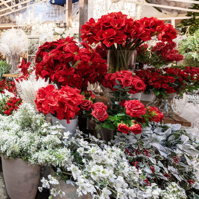 FIORI SINTETICI E MATERIALI NATURALI